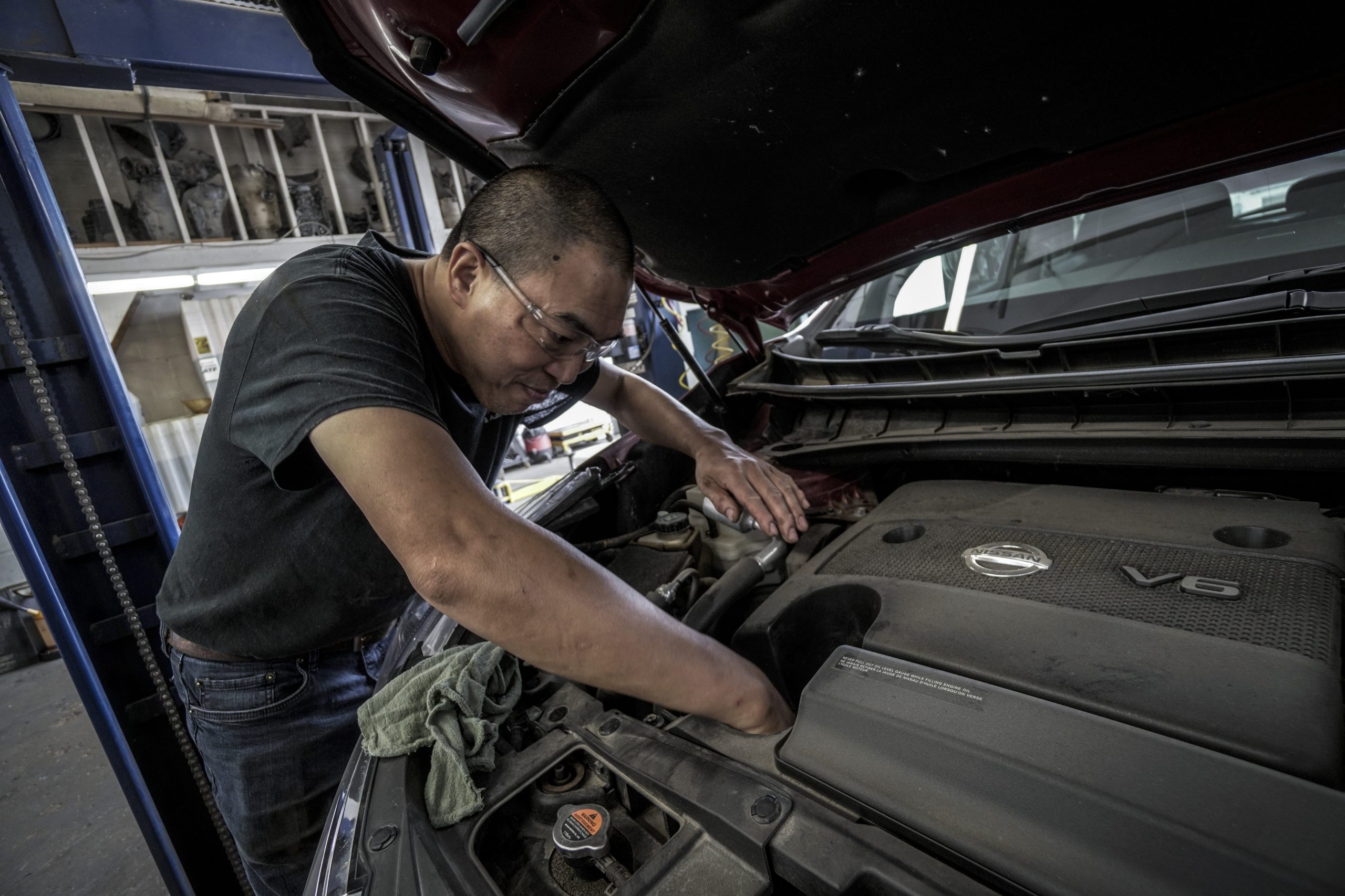 Mécanicien au travail sur un véhicule — Pack Garage IA JC Consulting